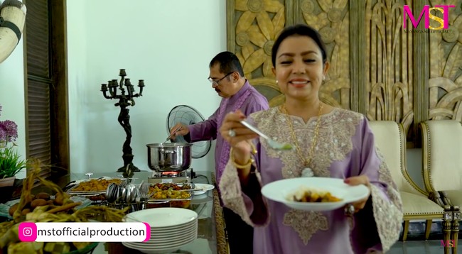 Saat Lebaran, rumah ini menjadi tempat berkumpul keluarga besar Mayangsari. Ruang makan lalu difungsikan sebagai serving area. (Foto: YouTube/MST Production)