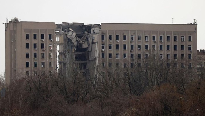 A destroyed part of a Ukrainian government administration building is seen following a bombing, as Russias invasion of Ukraine continues, in Mykolaiv, Ukraine, March 29, 2022. REUTERS/Nacho Doce