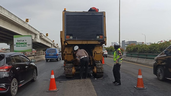 Sebuah kendaraan berat mengalami gangguan di jalan tol menuju Tanjung Priok, Jakarta Utara (Jakut). Akibatnya, terjadi kepadatan kendaraan di Tol Jagorawi dan interchange Cawang. (Twitter TMC Polda Metro Jaya)