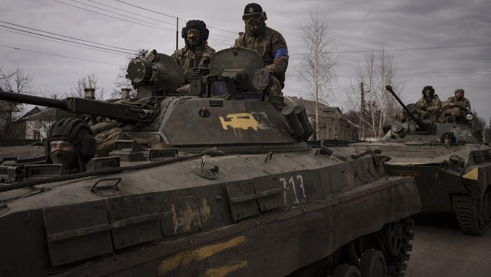 Perang antara Rusia dan Ukraina masih terus berlanjut. Belum lama ini tentara Ukraina dilaporkan berhasil merebut kembali kota Trostyanets dari Rusia.