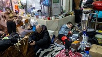 Di kota Kharkiv, Ukraina, yang digempur pasukan Rusia sejak awal invasi pada akhir Februari lalu, banyak warga yang memilih tinggal di stasiun kereta bawah tanah agar aman.   