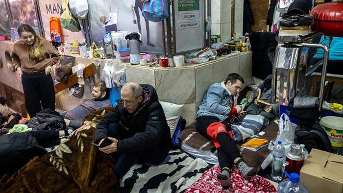 Sebulan Sudah Warga Kharkiv Tinggal di Bawah Tanah KHARKIV, UKRAINE - MARCH 28: Residents, some who have been there since the start of the invasion shelter in a subway station on March 28, 2022 in Kharkiv, Ukraine. More than half Kharkiv's 1.4 million people have fled the city since Russia's invasion on Feb. 24, which was followed by weeks of intense bombardment. Russian forces remain to the city's north and east, but have met heavy resistance from Ukrainian troops here. (Photo by Chris McGrath/Getty Images)