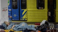 Seperti dilansir Reuters, salah satunya Natalia Shaposhnik dan putrinya Veronika sudah sebulan terakhir mengungsi dari rumah mereka dan tinggal di dalam gerbong kereta berwarna biru-kuning yang diparkir di stasiun kereta bawah tanah setempat.  