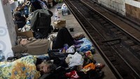 Mereka yang mengungsi terpaksa tidur di atas lantai beton dingin atau berbagi dengan orang lain di dalam gerbong kereta yang lebih hangat.  