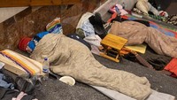 Wanita dan anak-anak tidur berdampingan di atas lantai beton dingin atau membuat tempat tinggal darurat di dalam gerbong kereta yang lebih hangat yang dipisahkan oleh tirai-tirai menjadi ruang keluarga yang lebih kecil.  