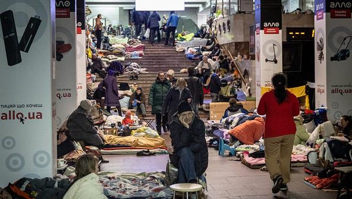 Sebulan Sudah Warga Kharkiv Tinggal di Bawah Tanah KHARKIV, UKRAINE - MARCH 28: Residents, some who have been there since the start of the invasion shelter in a subway station on March 28, 2022 in Kharkiv, Ukraine. More than half Kharkiv's 1.4 million people have fled the city since Russia's invasion on Feb. 24, which was followed by weeks of intense bombardment. Russian forces remain to the city's north and east, but have met heavy resistance from Ukrainian troops here. (Photo by Chris McGrath/Getty Images)