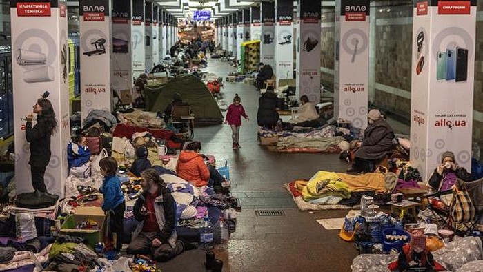 KHARKIV, UKRAINE - MARCH 28:  Residents, some who have been there since the start of the invasion shelter in a subway station on March 28, 2022 in Kharkiv, Ukraine. More than half Kharkiv's 1.4 million people have fled the city since Russia's invasion on Feb. 24, which was followed by weeks of intense bombardment. Russian forces remain to the city's north and east, but have met heavy resistance from Ukrainian troops here. (Photo by Chris McGrath/Getty Images)
