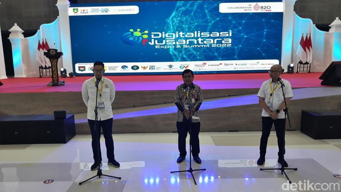 Sekjen Kemendagri, Suhajar Diantoro (tengah) dalam acara Digitalisasi Nusantara Expo dan Summit (DNES) 2022 di Solo, Selasa (29/3/2022).