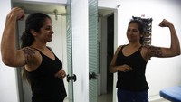 Erica Belo da Silva bereaksi setelah mendapatkan tato sebagai bagian dari proyek We are Diamonds, yang memberikan tato gratis kepada wanita dengan bekas luka akibat kekerasan dalam rumah tangga, kecelakaan, atau alasan medis, di Sao Paulo, Brasil, (9/3/2022).
