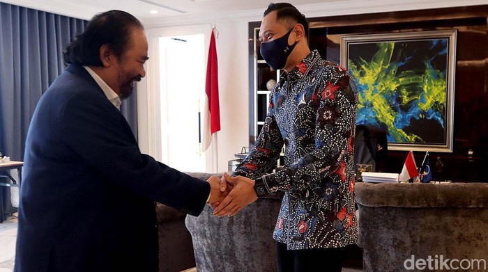 Senyum AHY Saat Bertemu Surya Paloh di Kantor Nasdem Ketum Partai Demokrat Agus Harimurti Yudhoyono (AHY) bertemu Ketua Umum Partai NasDem Surya Paloh. Sejumlah hal pun dibahas keduanya dalam pertemuan tersebut.
