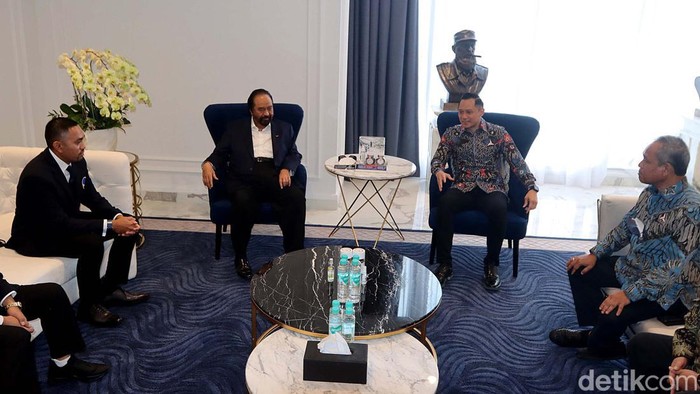 Ketum Partai Demokrat Agus Harimurti Yudhoyono (AHY) bertemu Ketua Umum Partai NasDem Surya Paloh. Sejumlah hal pun dibahas keduanya dalam pertemuan tersebut.