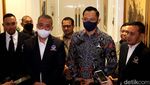 Senyum AHY Saat Bertemu Surya Paloh di Kantor Nasdem