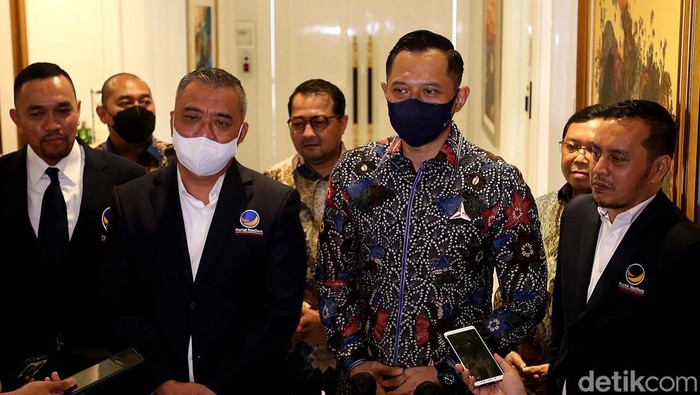 Ketum Partai Demokrat Agus Harimurti Yudhoyono (AHY) bertemu Ketua Umum Partai NasDem Surya Paloh. Sejumlah hal pun dibahas keduanya dalam pertemuan tersebut.