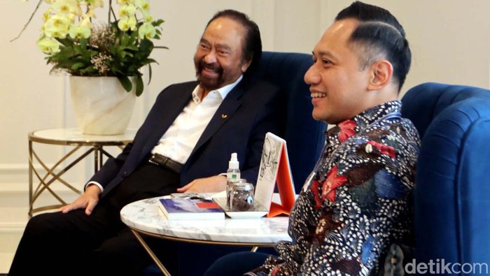 Ketum Partai Demokrat Agus Harimurti Yudhoyono (AHY) bertemu Ketua Umum Partai NasDem Surya Paloh. Sejumlah hal pun dibahas keduanya dalam pertemuan tersebut.