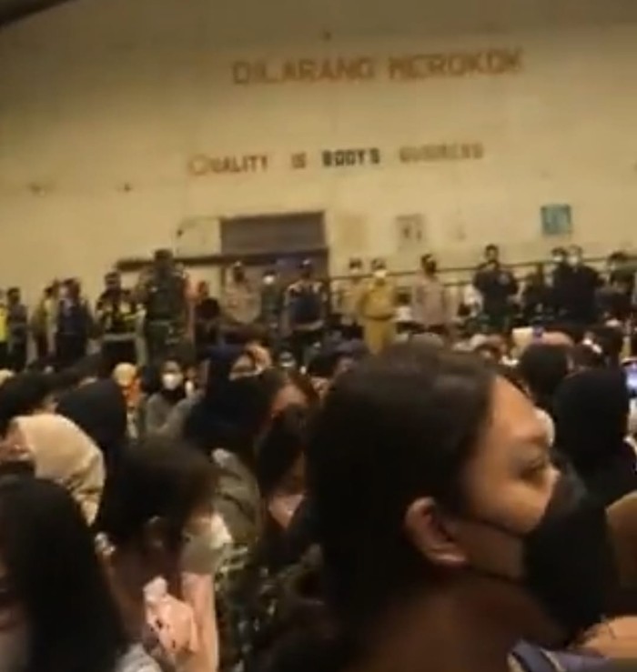Suasana Konser Tulus di Bandung yang dibubarkan.