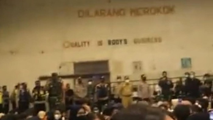 Suasana Konser Tulus di Bandung yang dibubarkan.