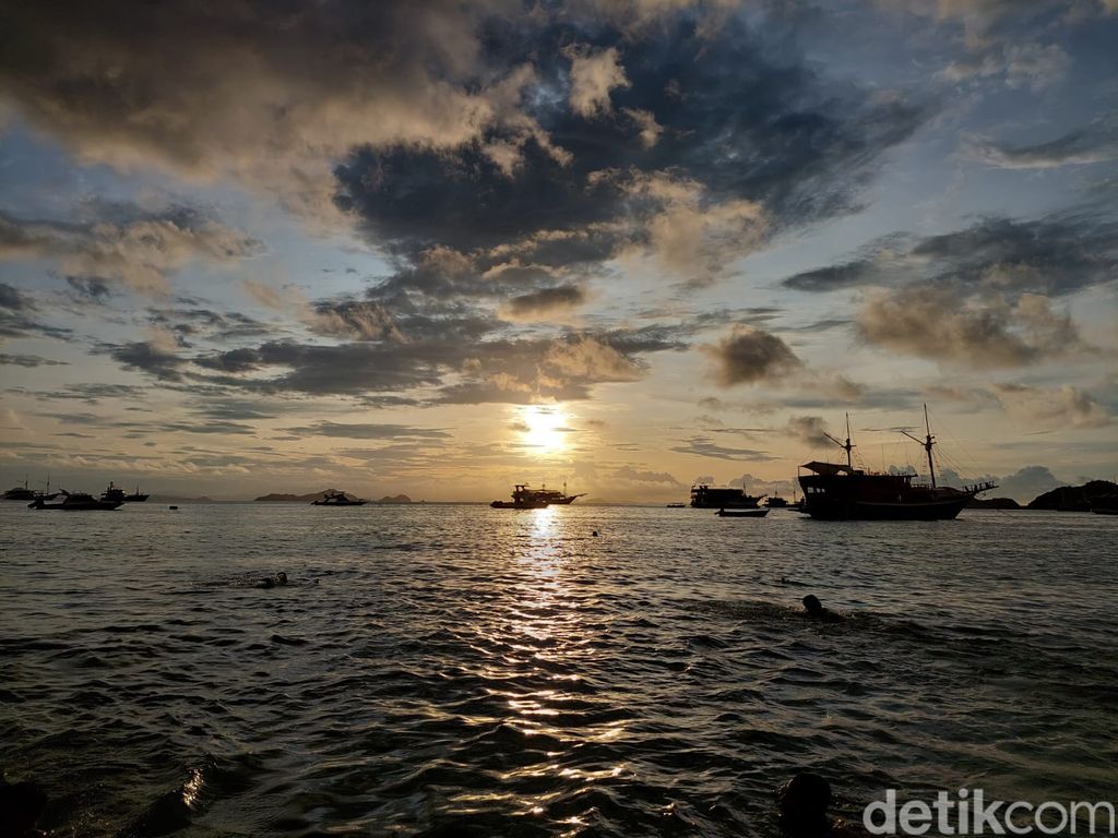 Sunset di Pantai Pede