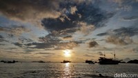 Matahari pun semakin terang menjelang sore. Cahaya keorenan begitu dramatis membuat kapal yang ada di laut menjadi siluet.