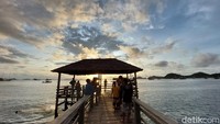 Dulu, Pantai Pede ramai wisatawan. Namun, sekarang pantai ini tidak seramai dahulu. Mungkin ramainya hanya di dekat dermaga yang berada di area Hotel Laprima.