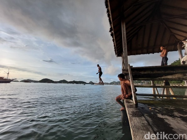 detikcom pun berjalan ke ujung dermaga dan menemukan sekelompok remaja yang sedang asyik berenang dan melopat dari atas dermaga. Seru sekali kelihatannya. detikcom pun berjalan ke ujung dermaga dan menemukan sekelompok remaja yang sedang asyik berenang dan melopat dari atas dermaga. Seru sekali kelihatannya.