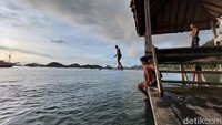 detikcom pun berjalan ke ujung dermaga dan menemukan sekelompok remaja yang sedang asyik berenang dan melopat dari atas dermaga. Seru sekali kelihatannya.