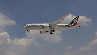 Interior pesawat juga diubah habis-habisan sehingga tampak sangat mewah. Di dalamnya bahkan ada kamar mandi pribadi. Diperkirakan butuh biaya yang sangat besar untuk mengembalikan pesawat jet presiden Meksiko itu pada konfigurasi kursi seperti semula. Reuters/Henry Romero.