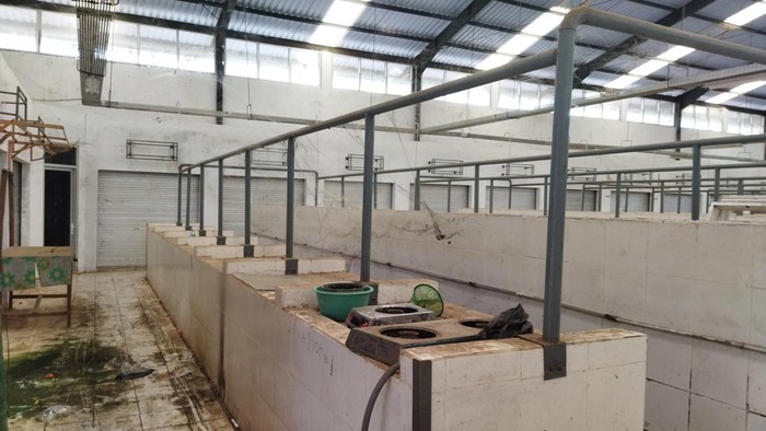 Pedagang di Pasar Cibaliung tidak ingin pindah ke lokasi baru yang dibuat oleh pemerintah. Hal itu lantaran lokasi pasar yang baru tak strategis dan pedagang tidak ingin merugikan.