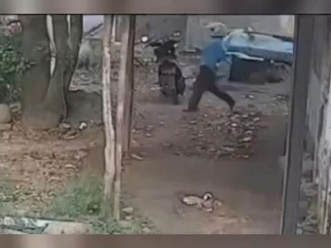 Tangkapan layar video CCTV pelaku penipuan yang bawa kabur perhiasan nenek asal Kota Pekalongan.