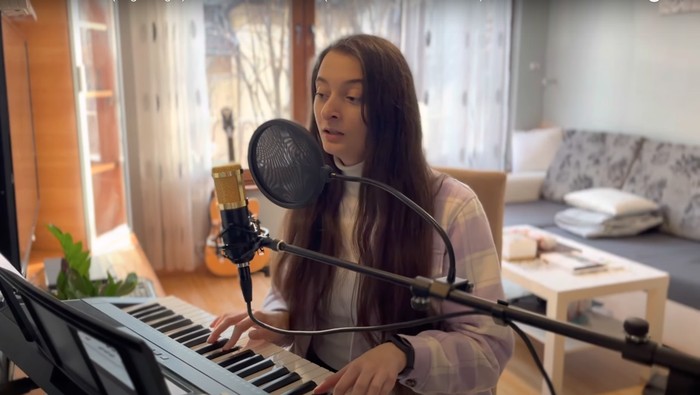 Tangkapan layar video Youtube wanita Bulgaria Reneta Koleva menyanyikan lagu daerah Sulawesi Selatan Ininnawa Sabbarae. (dok. Istimewa)