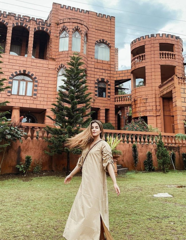 Melalui akun Instagram miliknya, Tasya Farasya pun tampak membagikan foto-foto dirinya saat mengunjungi rumah milik sang ibu di Sukabumi. Dari foto-foto yang dibagikan terlihat bahwa rumah milik Alawiyah Alatas itu tampak luas dan megah dengan didominasi warna oranye. Foto: Instagram/@tasyafarasya