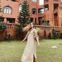 Melalui akun Instagram miliknya, Tasya Farasya pun tampak membagikan foto-foto dirinya saat mengunjungi rumah milik sang ibu di Sukabumi. Dari foto-foto yang dibagikan terlihat bahwa rumah milik Alawiyah Alatas itu tampak luas dan megah dengan didominasi warna oranye. Foto: Instagram/@tasyafarasya