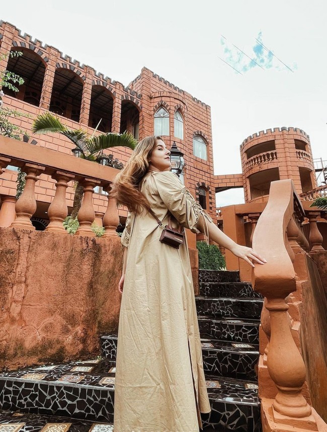 Bentuk bangunannya sendiri mengingatkan akan kastil-kastil kerajaan. Ketika berada di sana, Tasya Farasya pun tampak mengabadikan penampakan bagian sisi-sisi rumah. Seperti saat dirinya berpose di tangga luar rumah sang ibu yang satu ini. Foto: Instagram/@tasyafarasya