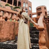 Bentuk bangunannya sendiri mengingatkan akan kastil-kastil kerajaan. Ketika berada di sana, Tasya Farasya pun tampak mengabadikan penampakan bagian sisi-sisi rumah. Seperti saat dirinya berpose di tangga luar rumah sang ibu yang satu ini. Foto: Instagram/@tasyafarasya