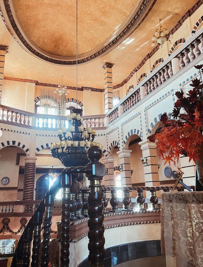 Begini penampakan bagian dalam rumah milik ibu beauty vlogger Tasya Farasya. Dinding dan dekorasi di dalam rumah tampak didominasi oleh warna coklat. Terdapat sebuah lampu gantung bernuansa vintage yang semakin mempercantik ruangan. Foto: Instagram/@tasyafarasya