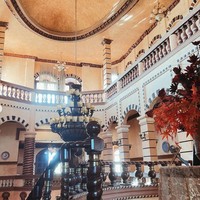 Begini penampakan bagian dalam rumah milik ibu beauty vlogger Tasya Farasya. Dinding dan dekorasi di dalam rumah tampak didominasi oleh warna coklat. Terdapat sebuah lampu gantung bernuansa vintage yang semakin mempercantik ruangan. Foto: Instagram/@tasyafarasya