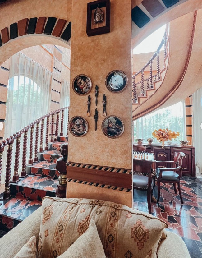 Corak dan aksen-aksen di dalam rumah pun tampak sudah diatur dengan sedemikian rupa yang membuat makin terlihat estetik. Pada bagian dindingnya terdapat beberapa pajangann yang juga bernuansa vintage. Foto: Instagram/@tasyafarasya