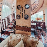 Corak dan aksen-aksen di dalam rumah pun tampak sudah diatur dengan sedemikian rupa yang membuat makin terlihat estetik. Pada bagian dindingnya terdapat beberapa pajangann yang juga bernuansa vintage. Foto: Instagram/@tasyafarasya