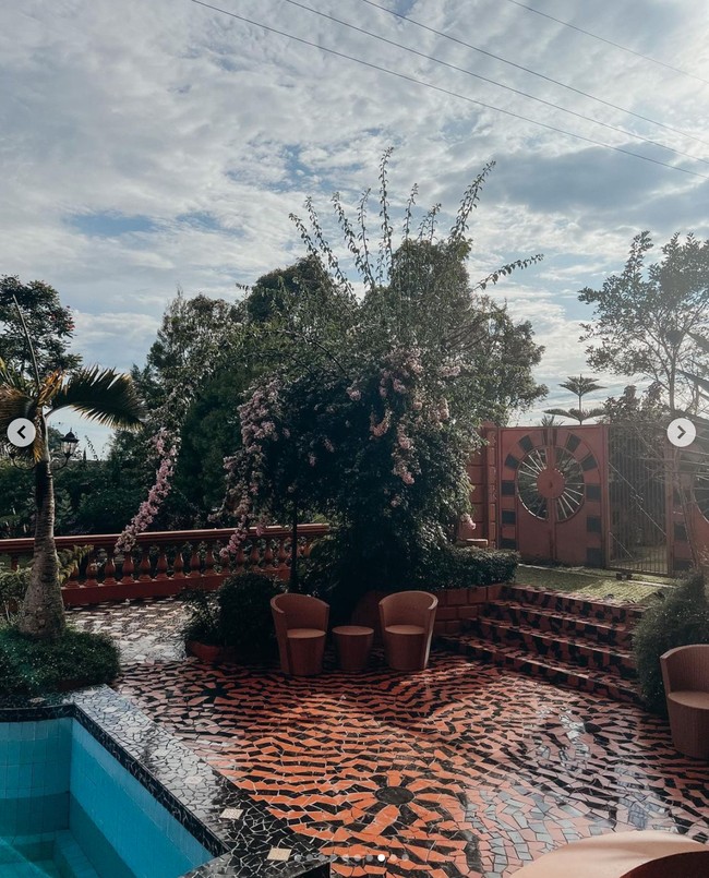 Pada bagian luar rumah terdapat kolam renang dan ruangan untuk bersantai. Sisi bagian rumah itu semakin terlihat asri dengan pohon-pohon hijau yang tumbuh di area tersebut. Foto: Instagram/@tasyafarasya