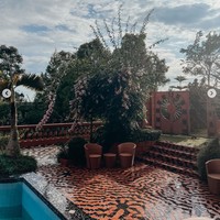 Pada bagian luar rumah terdapat kolam renang dan ruangan untuk bersantai. Sisi bagian rumah itu semakin terlihat asri dengan pohon-pohon hijau yang tumbuh di area tersebut. Foto: Instagram/@tasyafarasya