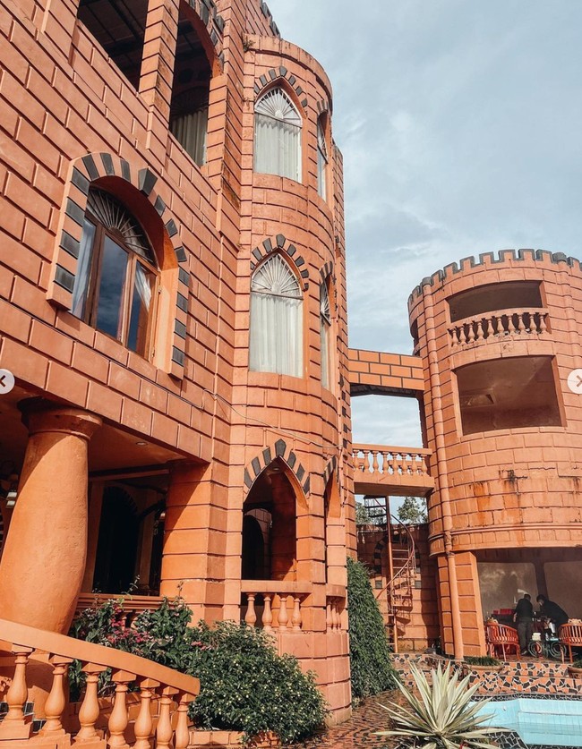 Rumah Alawiyah Alatas itu terlihat sangat luas dan memiliki ruangan-ruangan yang cukup banyak. Beberapa netizen menyebut bahwa rumah ibu Tasya Farasya itu terlihat seperti museum karena memiliki arsitektur-arsitektur yang unik. Foto: Instagram/@tasyafarasya