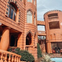 Rumah Alawiyah Alatas itu terlihat sangat luas dan memiliki ruangan-ruangan yang cukup banyak. Beberapa netizen menyebut bahwa rumah ibu Tasya Farasya itu terlihat seperti museum karena memiliki arsitektur-arsitektur yang unik. Foto: Instagram/@tasyafarasya