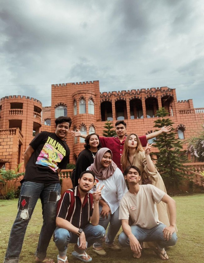 Begini penampilan Tasya Farasya ketika berfoto di depan rumah bersama teman-temannya. Sebelumnya, rumah Alawiyah Alatas yang bernuansa hijau dan mirip rumah Disneyland juga sempat menjadi viral. Karena serba hijau, rumah tersebut dijuluki Green House. Foto: Instagram/@tasyafarasya