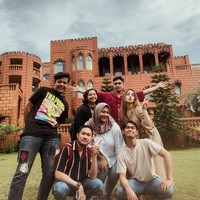 Begini penampilan Tasya Farasya ketika berfoto di depan rumah bersama teman-temannya. Sebelumnya, rumah Alawiyah Alatas yang bernuansa hijau dan mirip rumah Disneyland juga sempat menjadi viral. Karena serba hijau, rumah tersebut dijuluki Green House. Foto: Instagram/@tasyafarasya