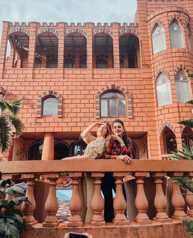 Sosok ibunda Tasya Farasya, Alawiyah Alatas memang sering mencuri perhatian karena kekayaan yang dimilikinya. Sosialita pemilik PT Tifar Admanco itu memang dikenal gemar membangun rumah dengan desain-desain yang unik, seperti rumahnya yang berlokasi di Sukabumi yang satu ini. Foto: Instagram/@tasyafarasya