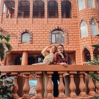 Sosok ibunda Tasya Farasya, Alawiyah Alatas memang sering mencuri perhatian karena kekayaan yang dimilikinya. Sosialita pemilik PT Tifar Admanco itu memang dikenal gemar membangun rumah dengan desain-desain yang unik, seperti rumahnya yang berlokasi di Sukabumi yang satu ini. Foto: Instagram/@tasyafarasya