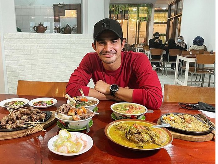 Tengku Tezi Nikmati Kopi