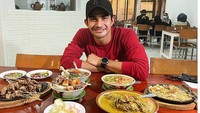 Foto ini diambil ketika Tengku Tezi sedang menjalani puasa. Ia berbuka puasa dengan makanan serba kambing. Ada sata, sop hingga tongseng kambing yang menggoda selera. Foto: instagram @tengkutezi