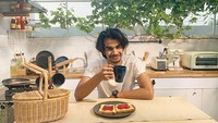 Nah kalau ini pose saat Tengku Tezi menikmati sarapan dengan secangkir kopi dan roti bakar dengan selai buah. Ia terlihat duduk santai menikmati suasana pagi.  Foto: instagram @tengkutezi