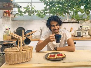Asyiknya Tengku Tezi Nikmati Kopi dan Makanan Serba Kambing