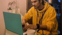 Duduk di depan laptop sambil menikmati secangkir kopi hangat menjadi pilihan Tengku Tezi. Nyari es tebu di olshop hahaha, canda Tengku Tezi. Foto: instagram @tengkutezi